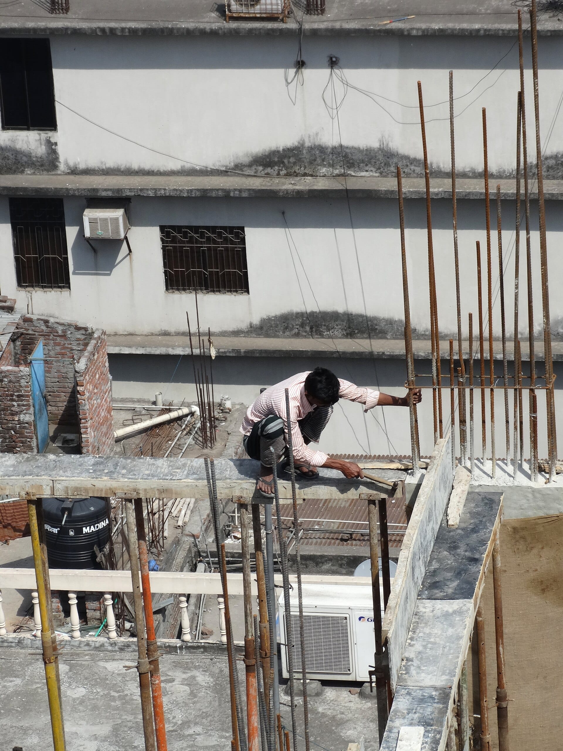 Construction Worker on High-Rise - Dhaka - Bangladesh (12850641585)